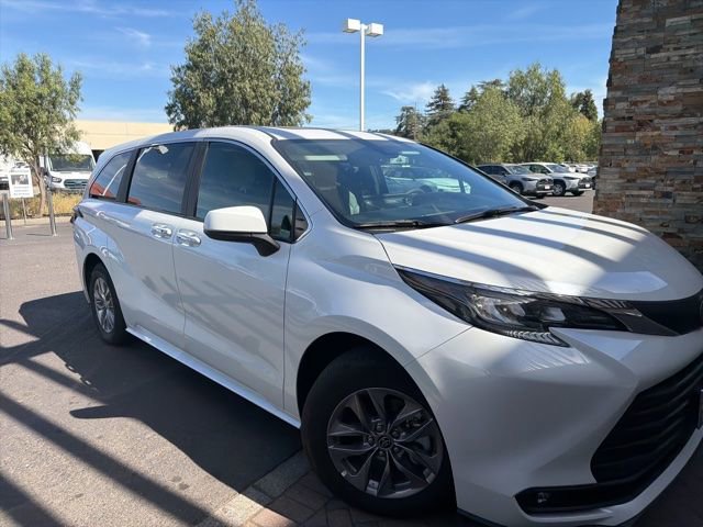 Used 2025 Toyota Sienna XLE image 2