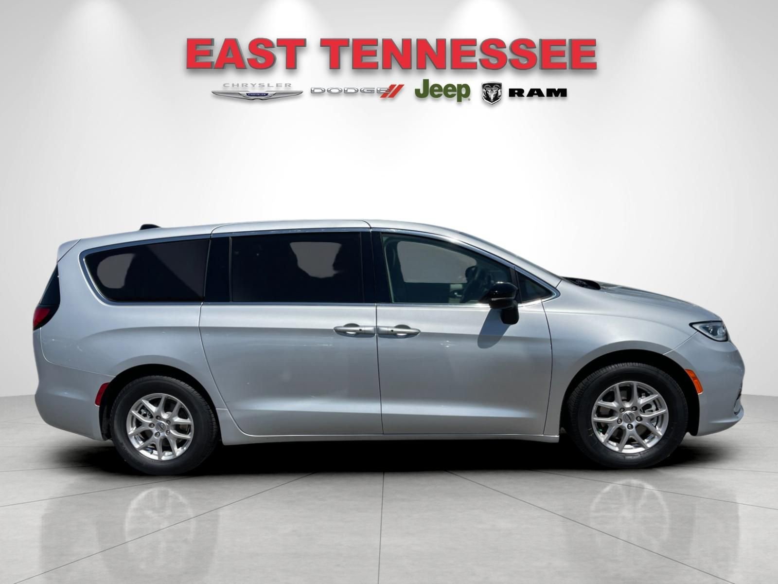 Used 2024 Chrysler Pacifica Touring-L image 2