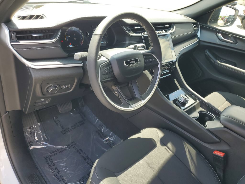 Used 2025 Jeep Grand Cherokee Laredo X w/ Luxury Tech Group I AWD/4WD image 6
