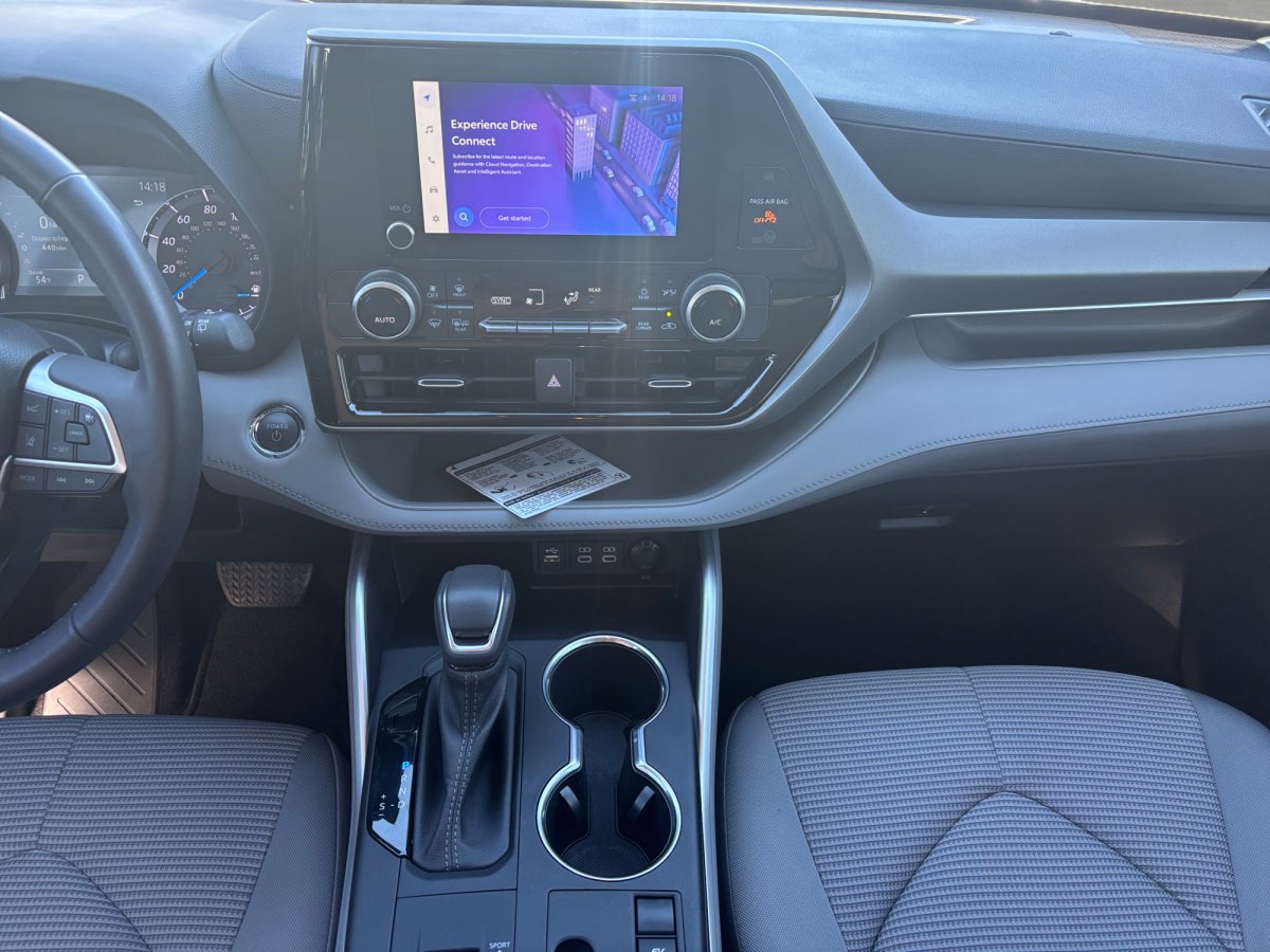 Used 2023 Toyota Highlander LE image 3
