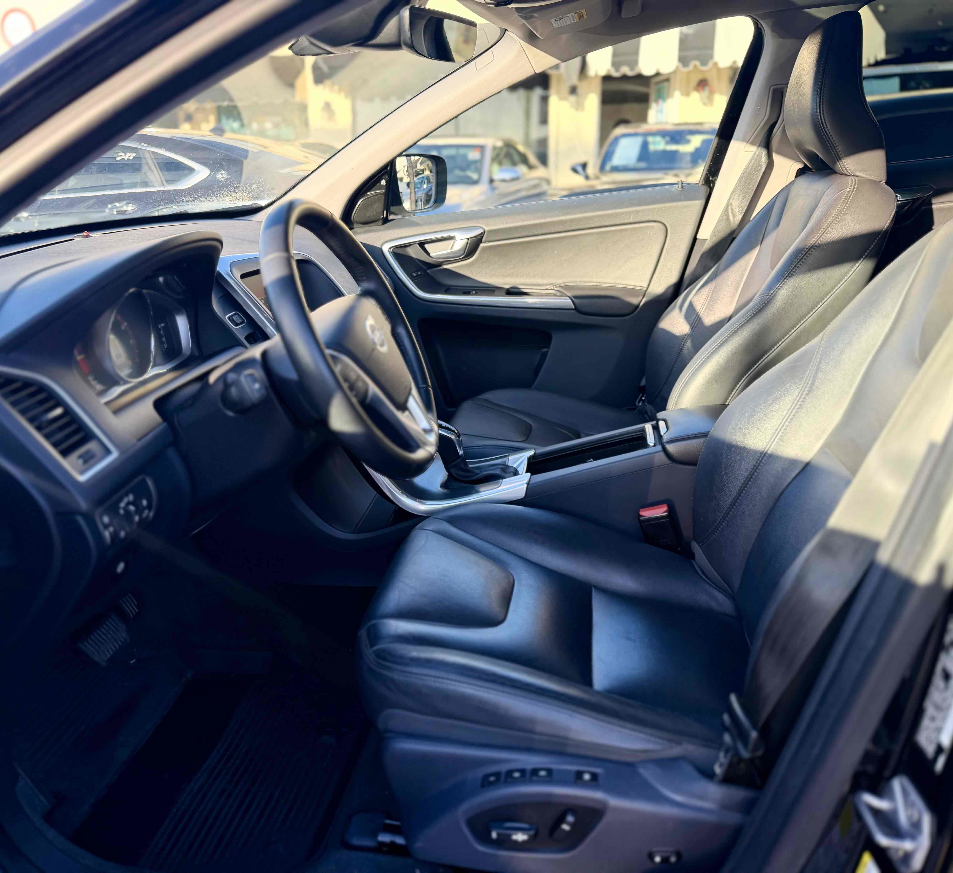 Used 2016 Volvo XC60 T6 FWD image 17