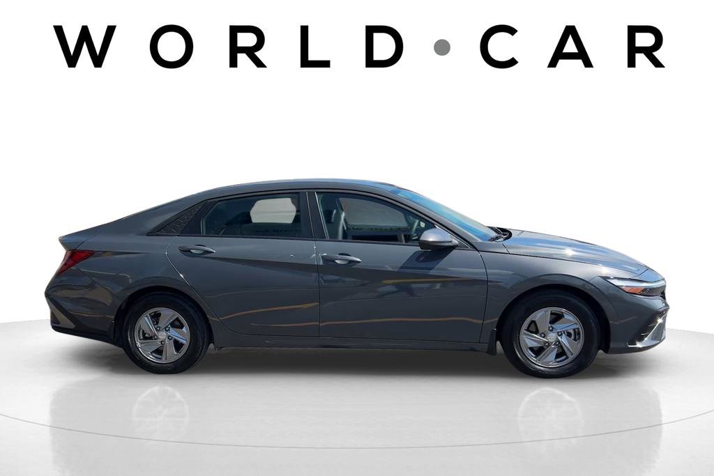 Certified 2025 Hyundai Elantra SE FWD image 2