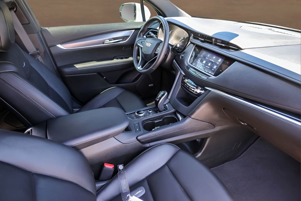 Certified 2025 Cadillac XT6 Luxury FWD image 31