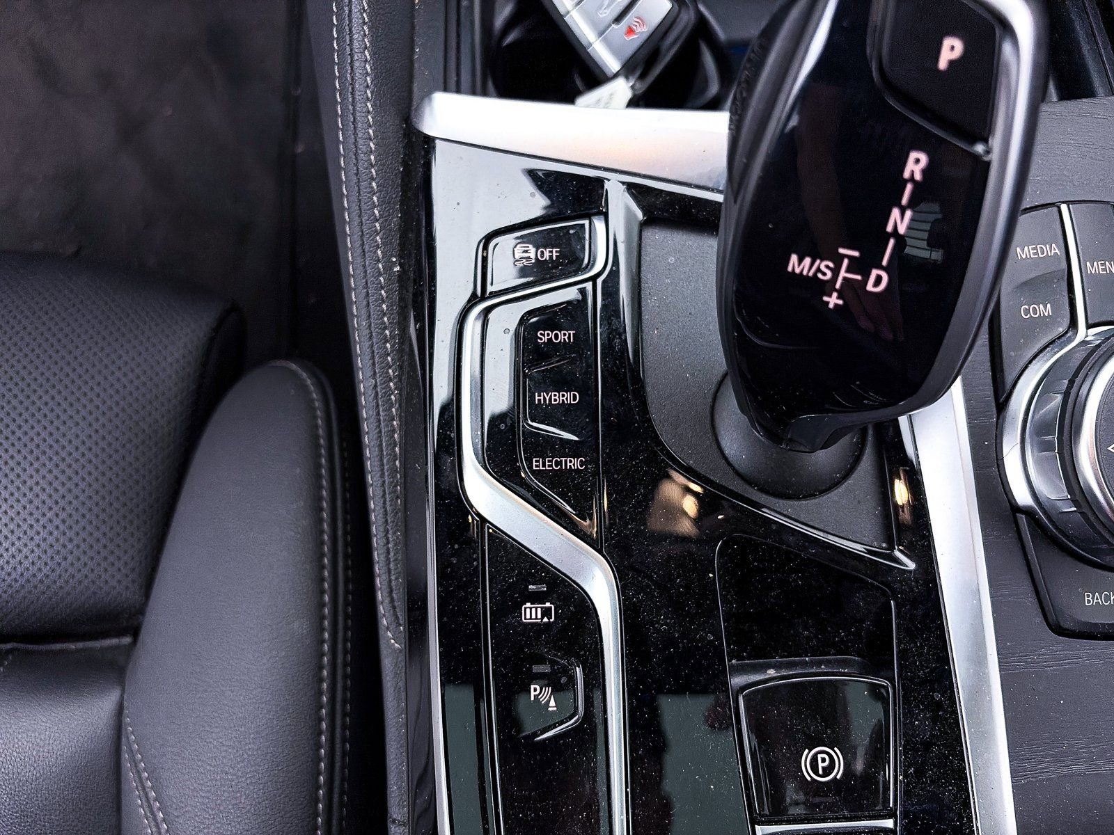 Used 2023 BMW 530e w/ M Sport Package image 26