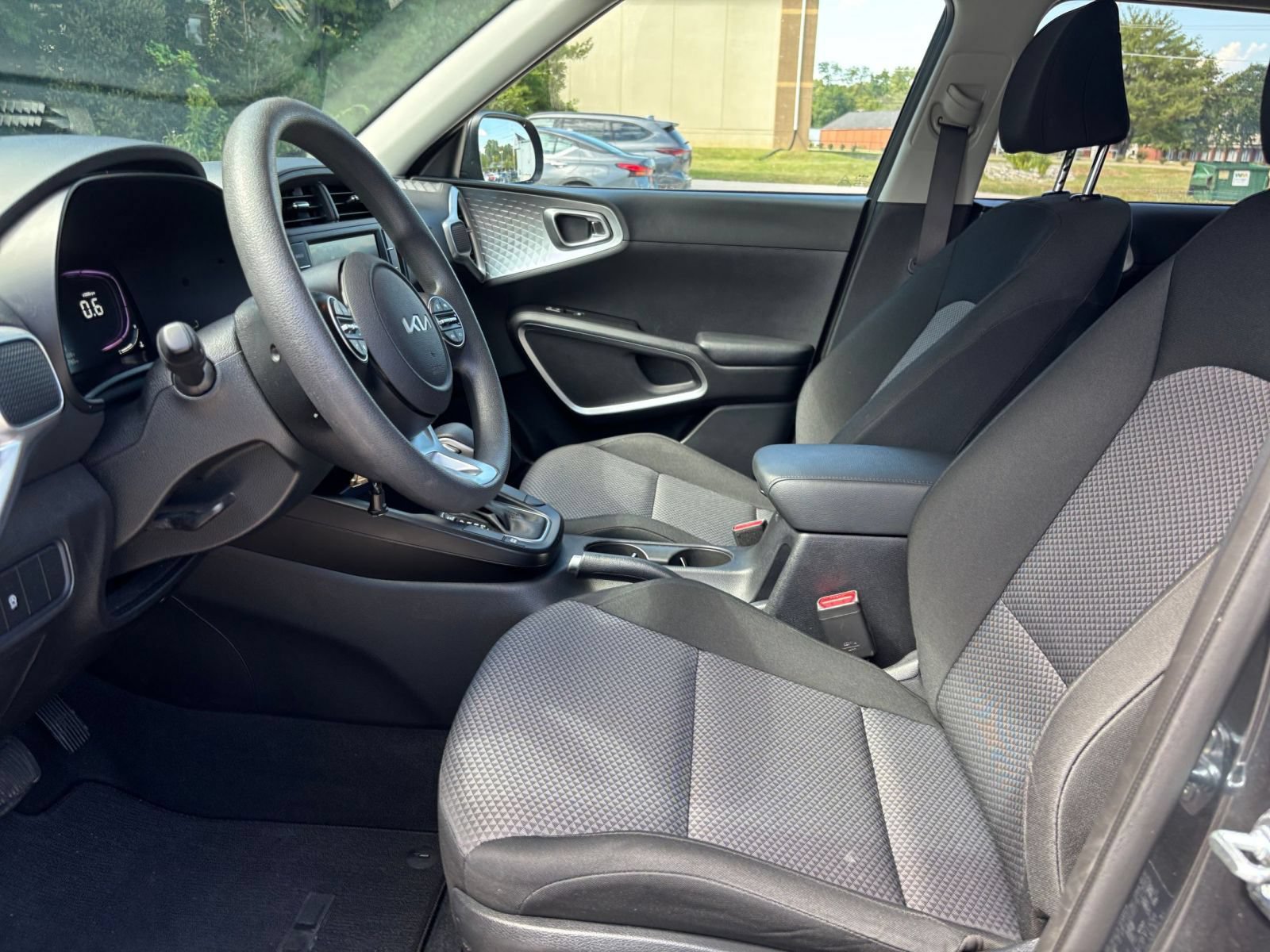 Used 2025 Kia Soul LX w/ LX Technology Package FWD image 24