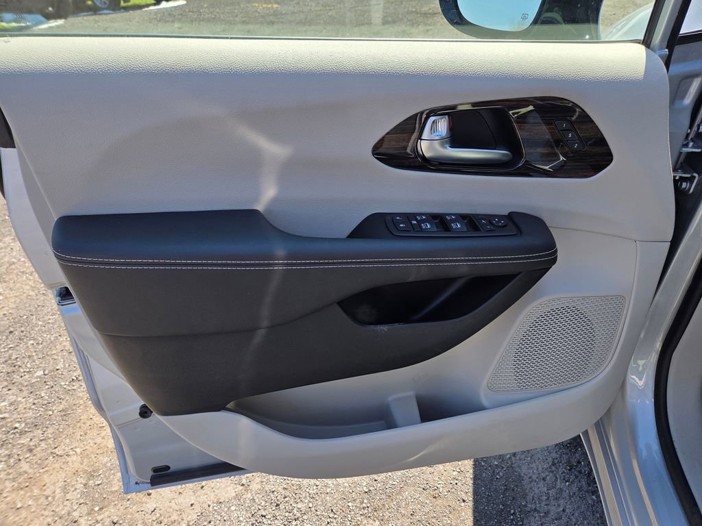 Used 2024 Chrysler Pacifica Limited image 10