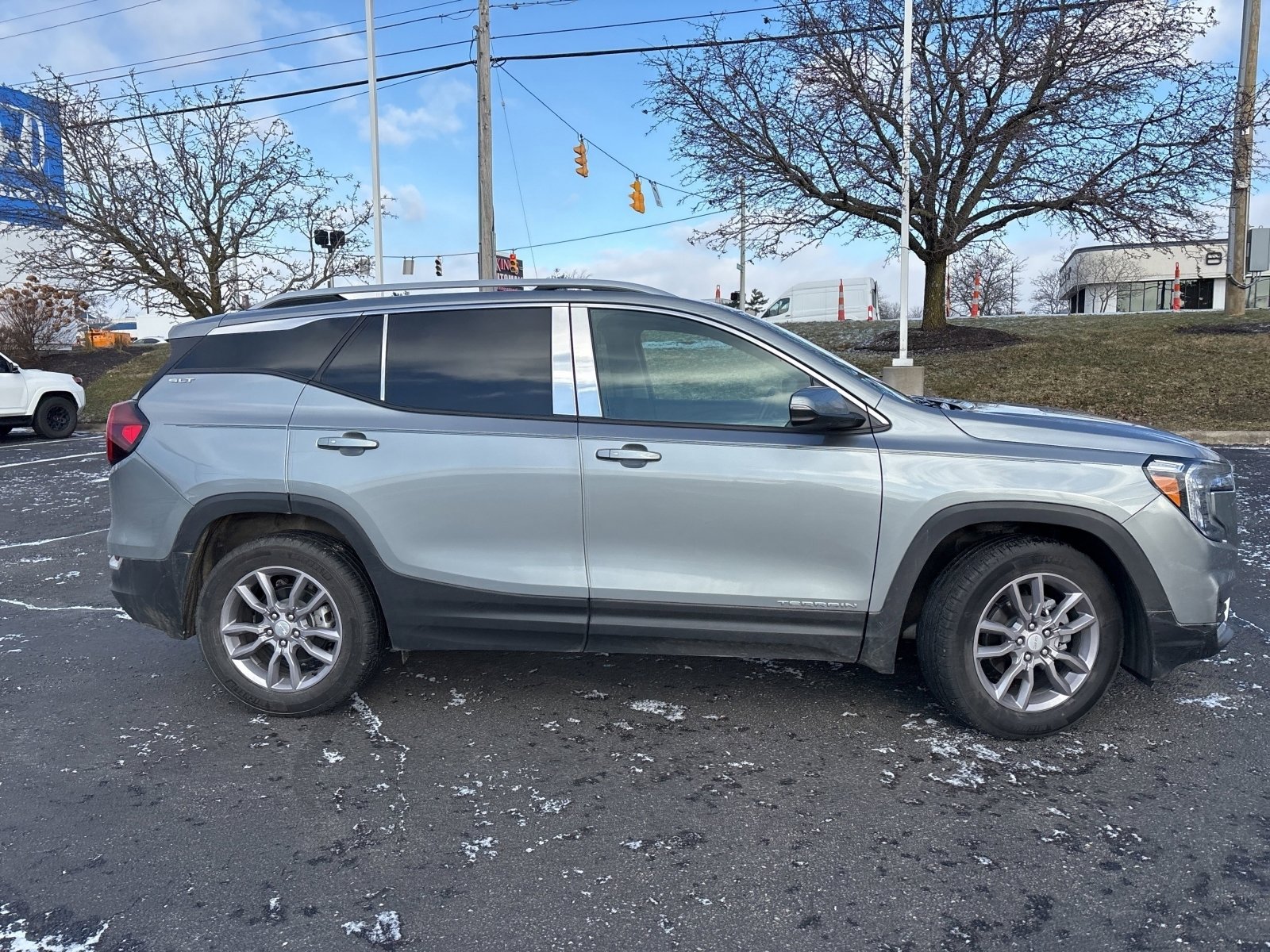 Used 2023 GMC Terrain SLT image 9