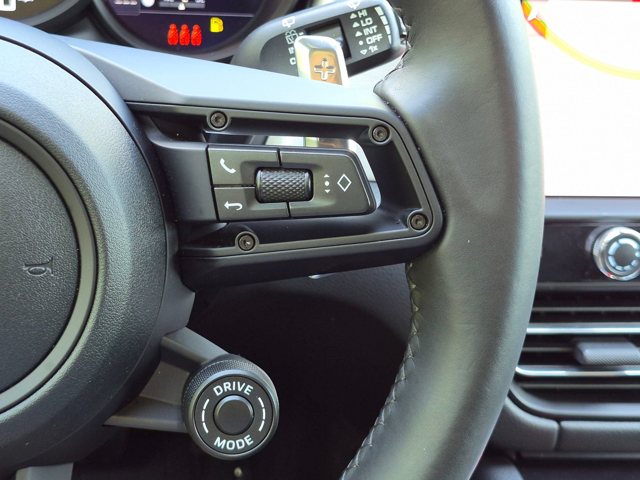 Certified 2026 Porsche Macan AWD/4WD image 10