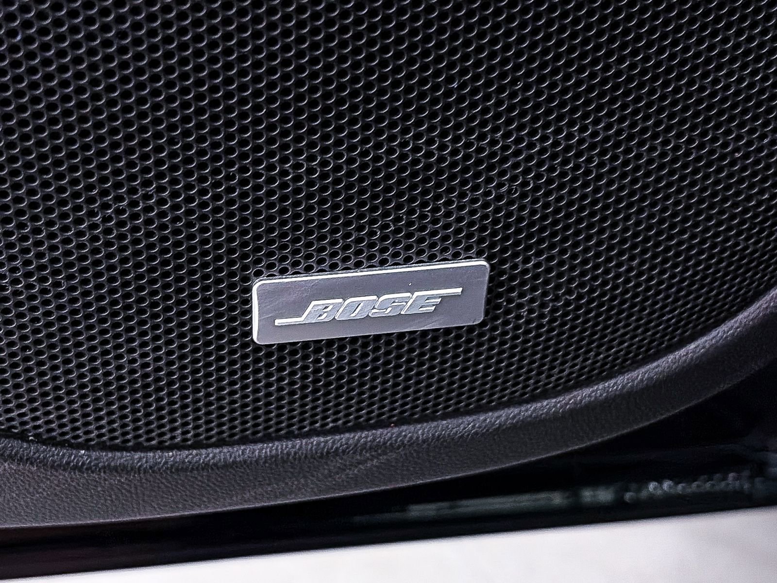 Used 2022 GMC Acadia SLE w/ Driver Convenience Package FWD image 4