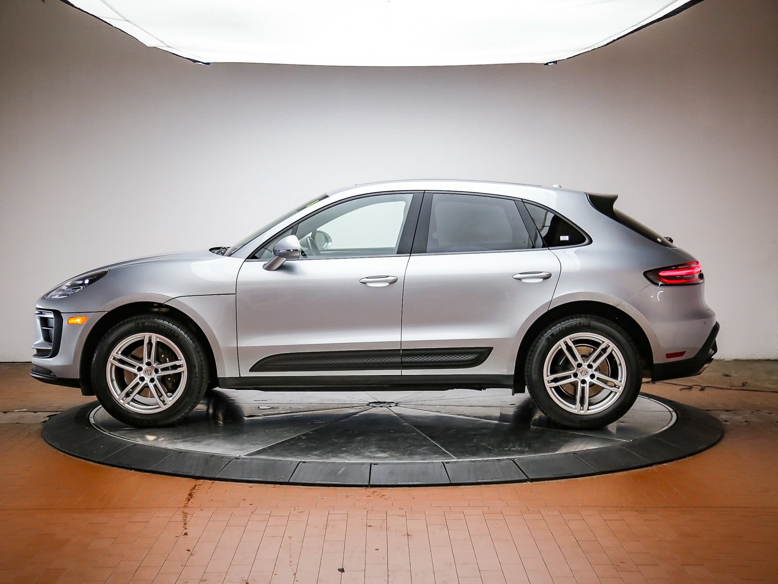 Certified 2022 Porsche Macan AWD/4WD image 2