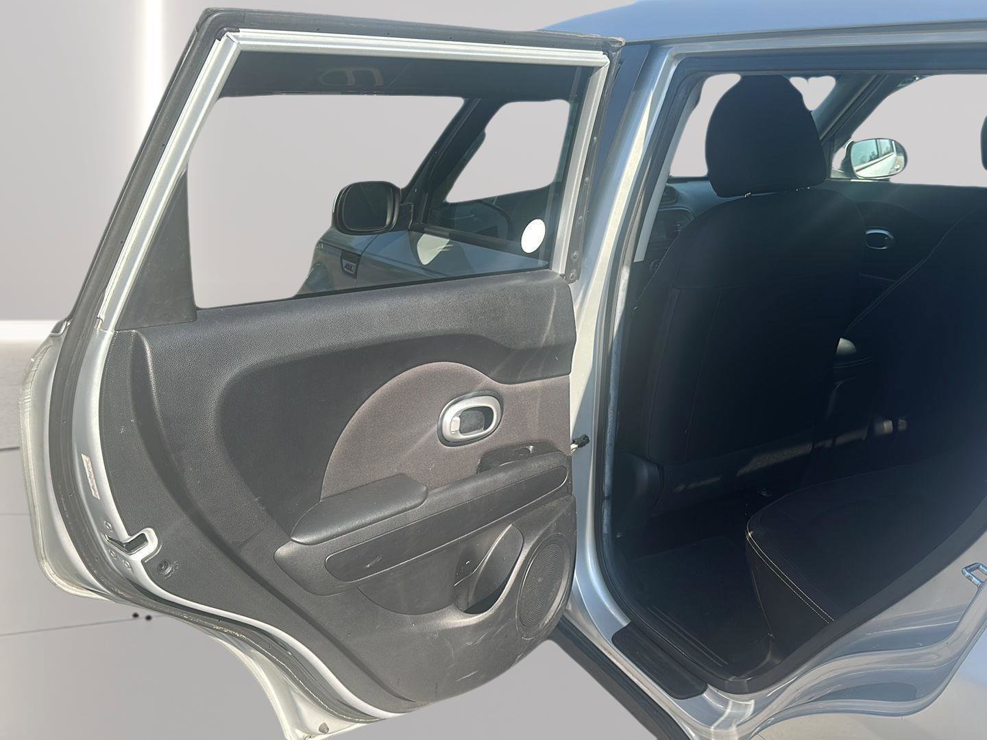 Used 2015 Kia Soul + image 11