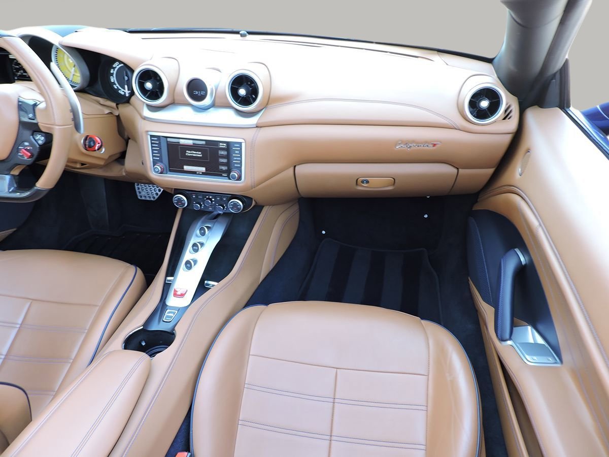 Used 2017 Ferrari California T image 22