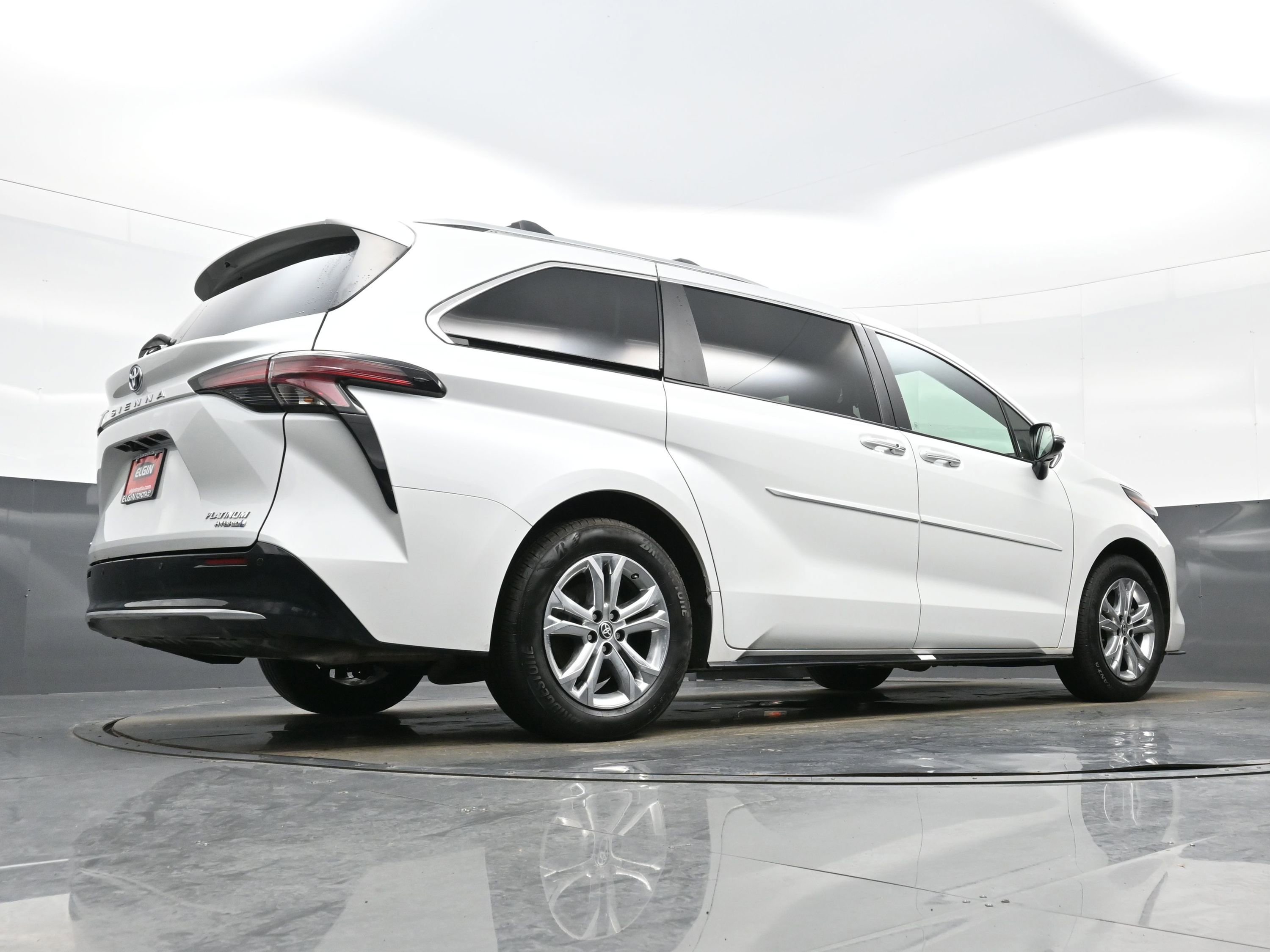Used 2024 Toyota Sienna Platinum image 33