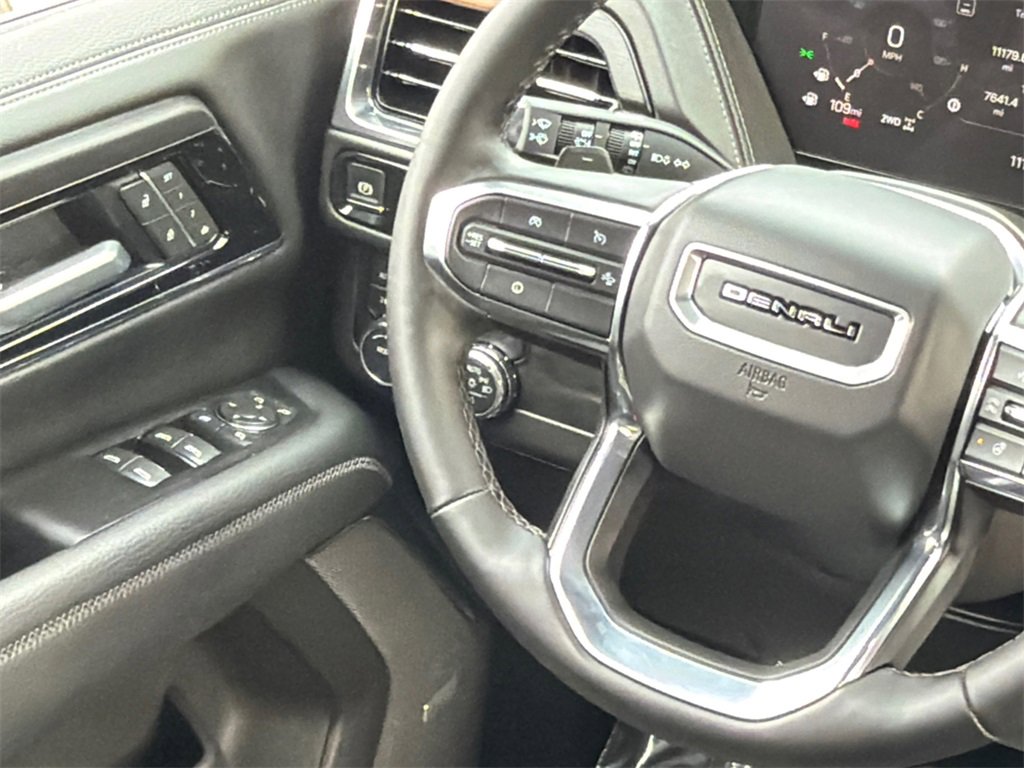 Used 2025 GMC Yukon Denali w/ Denali Reserve Package image 25