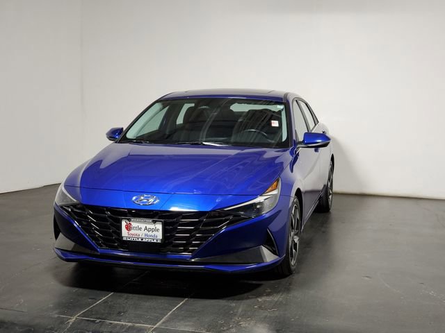 Used 2022 Hyundai Elantra SEL w/ Convenience + Premium Package FWD image 4