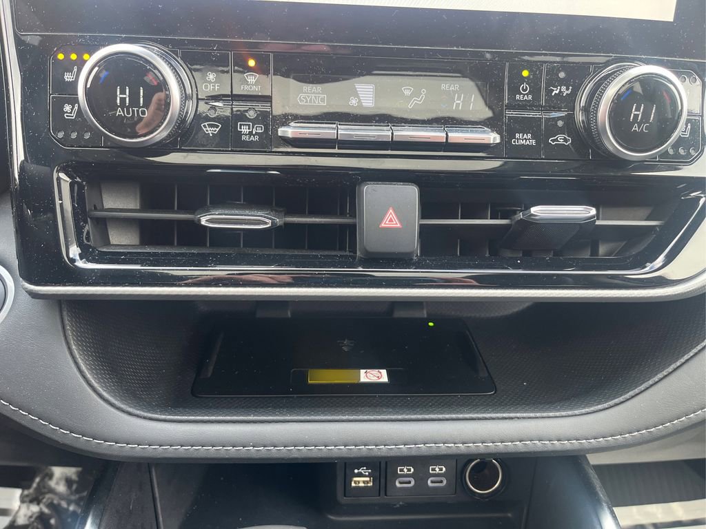 Used 2024 Toyota Highlander Platinum image 29