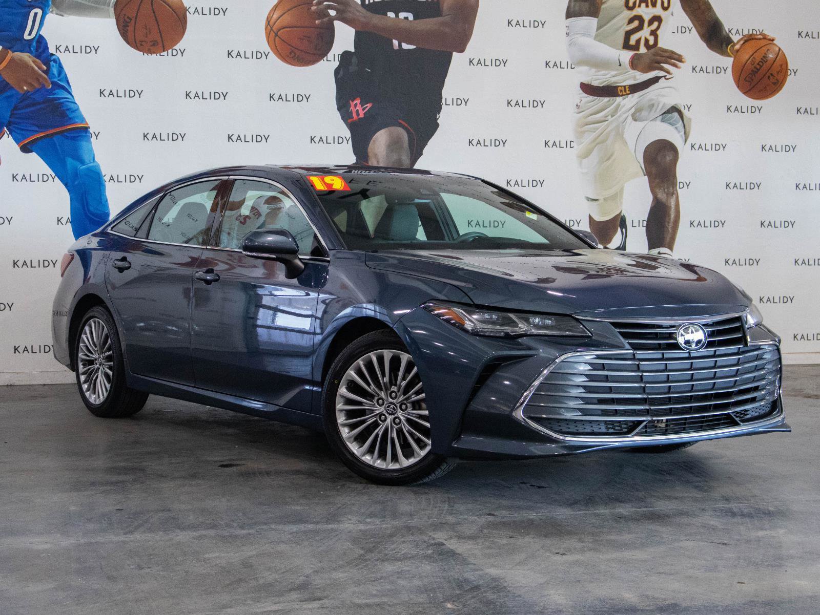 Used 2019 Toyota Avalon Limited image 2
