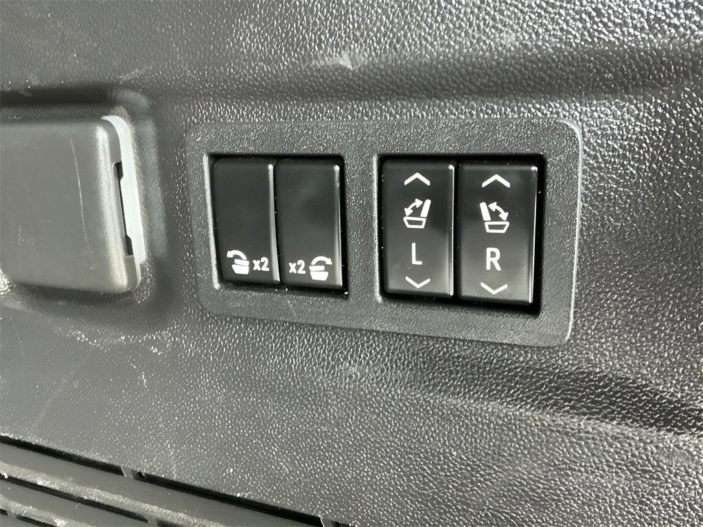 Used 2022 Chevrolet Suburban RST w/ Luxury Package image 22