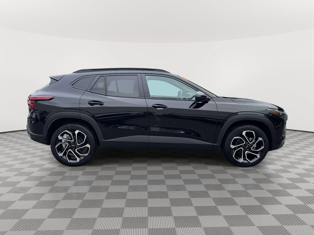 Used 2026 Chevrolet Trax RS w/ Sunroof Package FWD image 8