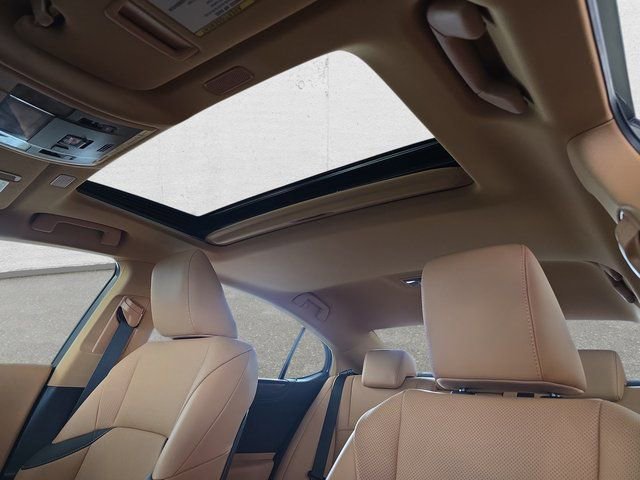 Certified 2025 Lexus ES 300h w/ Premium Package image 28