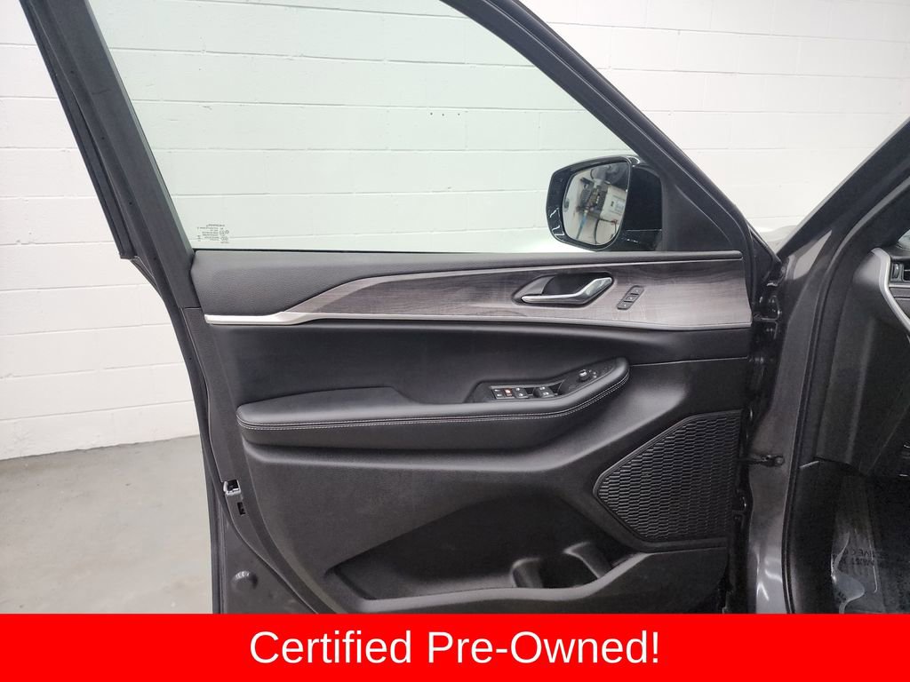 Certified 2025 Jeep Grand Cherokee Limited image 9