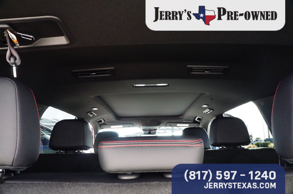 Used 2025 Chevrolet Traverse RS AWD/4WD image 23