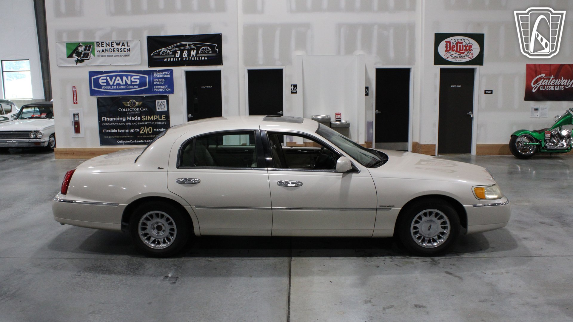Used 1999 Lincoln Town Car Cartier RWD image 35