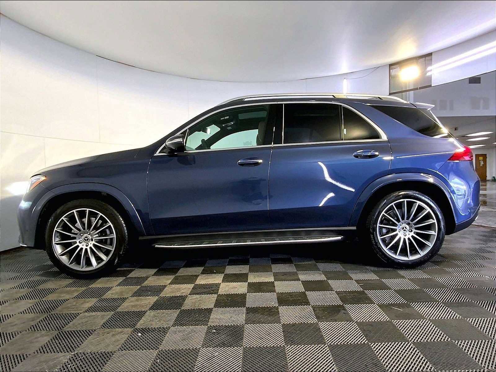 Used 2025 Mercedes-Benz GLE 450 4MATIC image 2