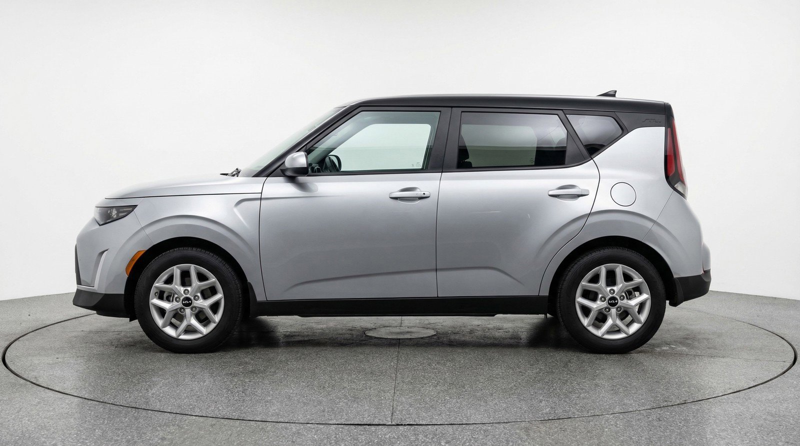 Used 2025 Kia Soul LX w/ LX Technology Package FWD image 5