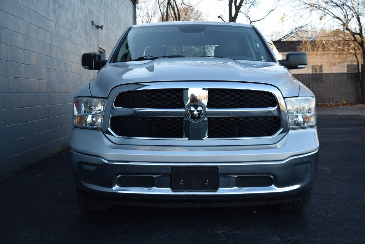 Used 2019 RAM 1500 Classic SLT w/ Luxury Group image 4