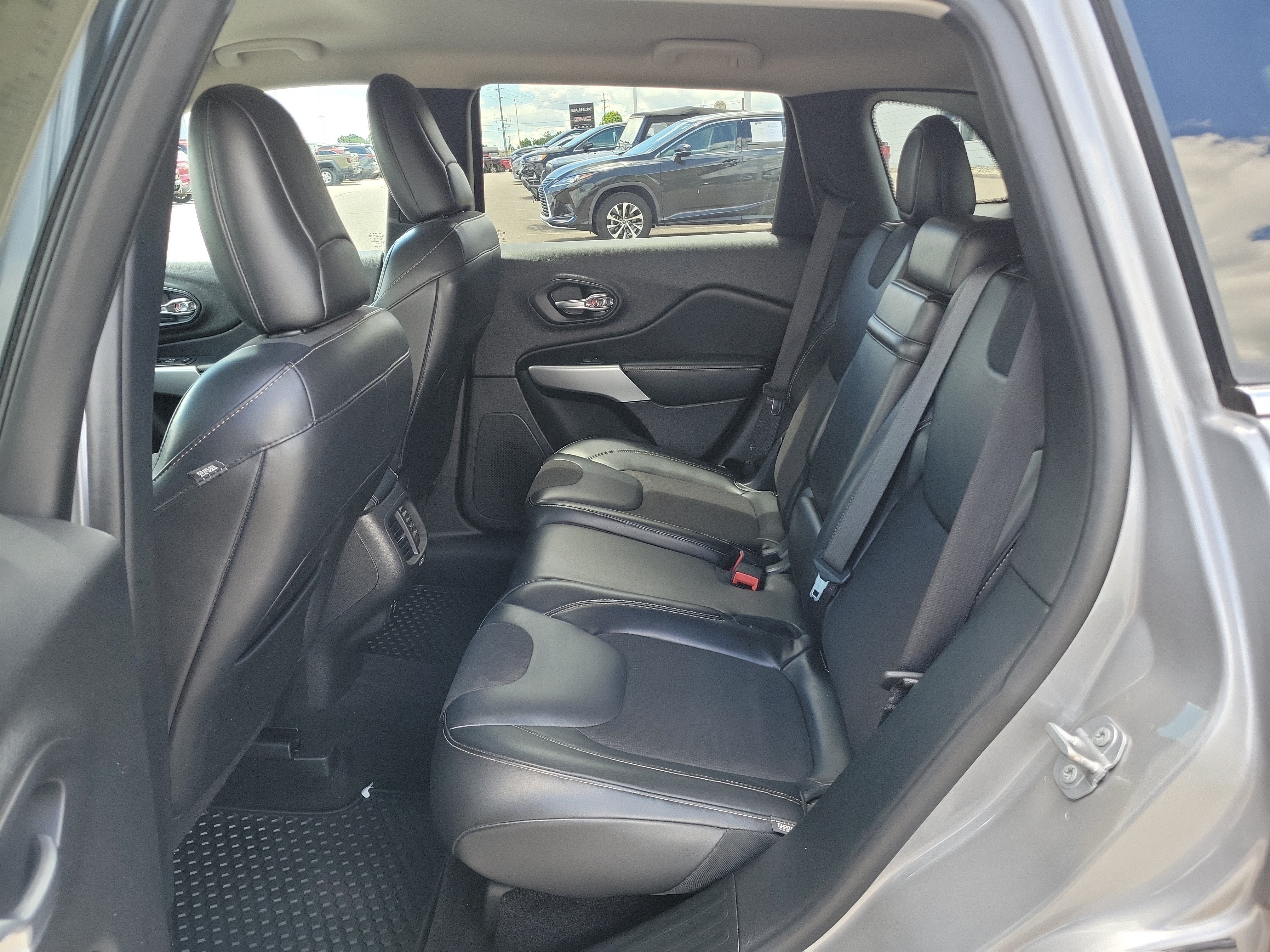 Used 2018 Jeep Cherokee Latitude Plus w/ Cold Weather Group AWD/4WD image 12