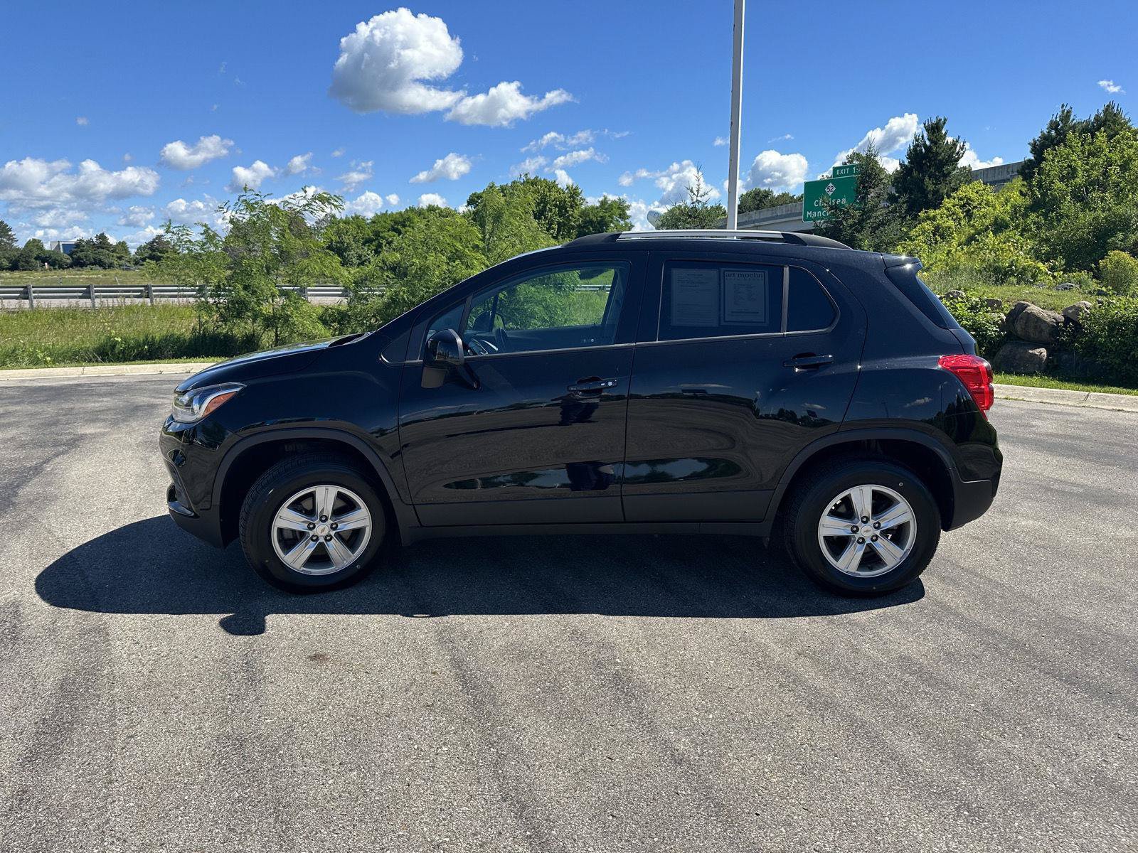 Used 2022 Chevrolet Trax LT w/ LT Convenience Package AWD/4WD image 3