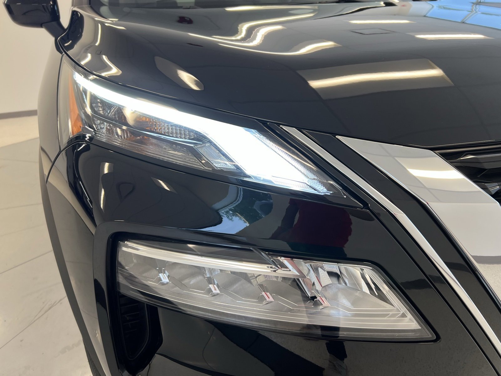 Used 2023 Nissan Rogue SV image 43