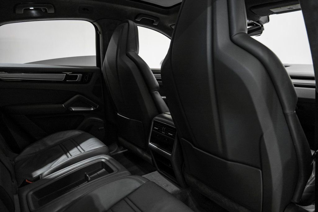 Used 2020 Porsche Cayenne Turbo AWD/4WD image 32