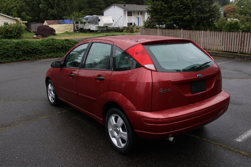 Used 2004 Ford Focus ZX5 Hatchback FWD image 4