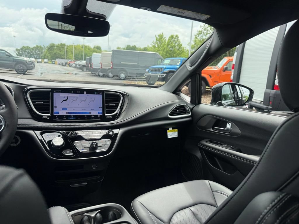 New 2027 Chrysler Pacifica Select FWD image 49