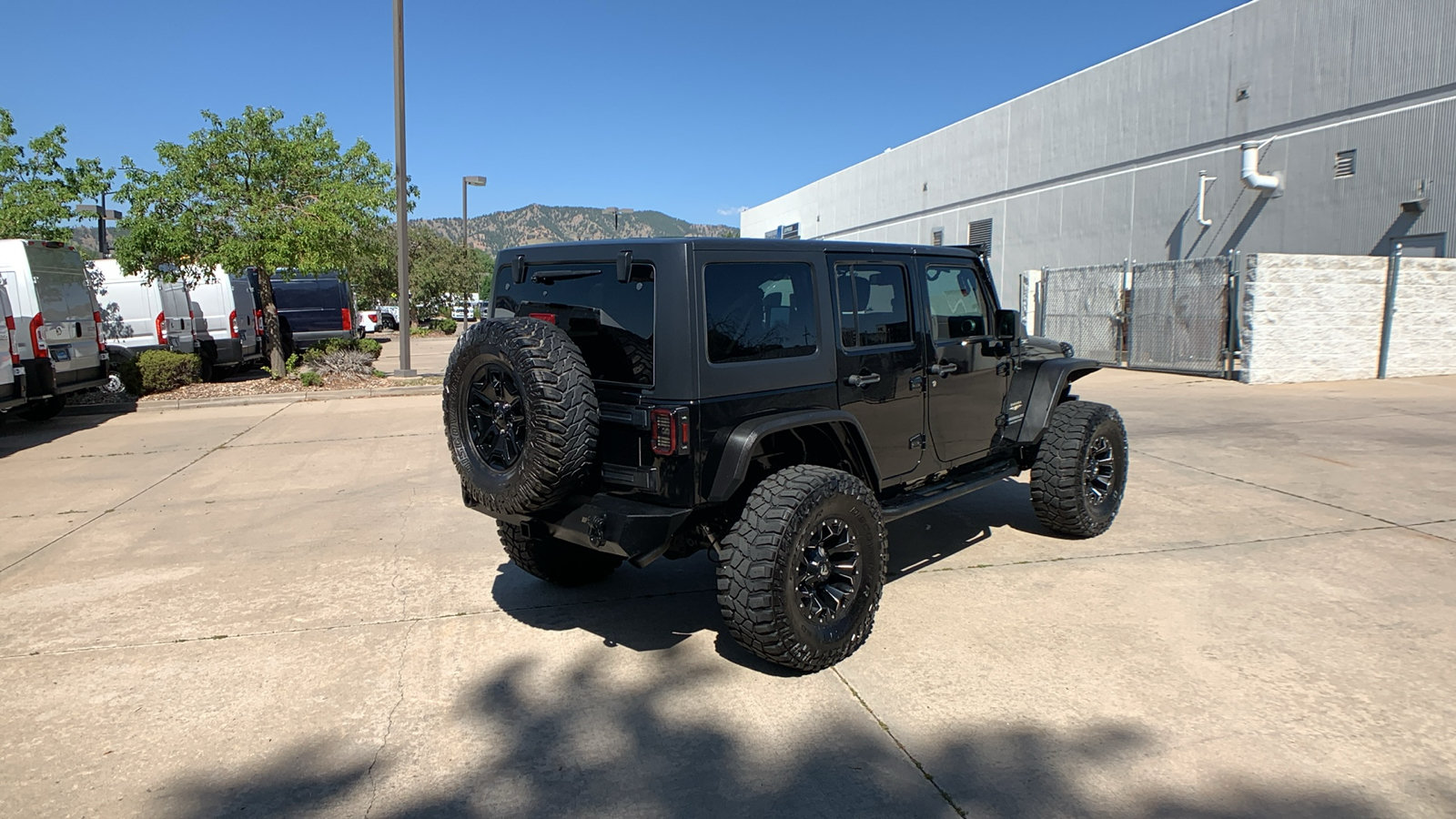 Used 2015 Jeep Wrangler Unlimited Sahara w/ Connectivity Group AWD/4WD image 5