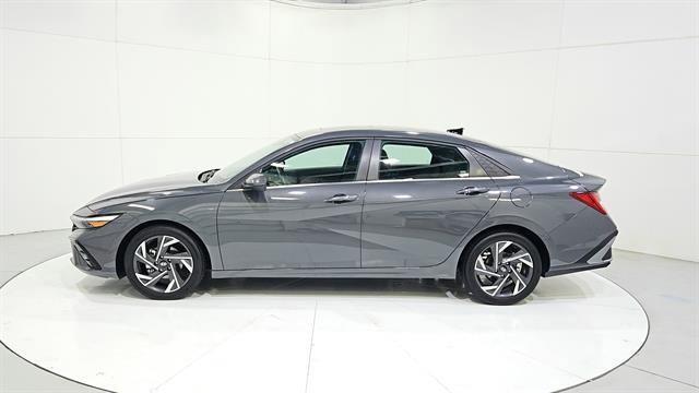 Used 2025 Hyundai Elantra SEL FWD image 5