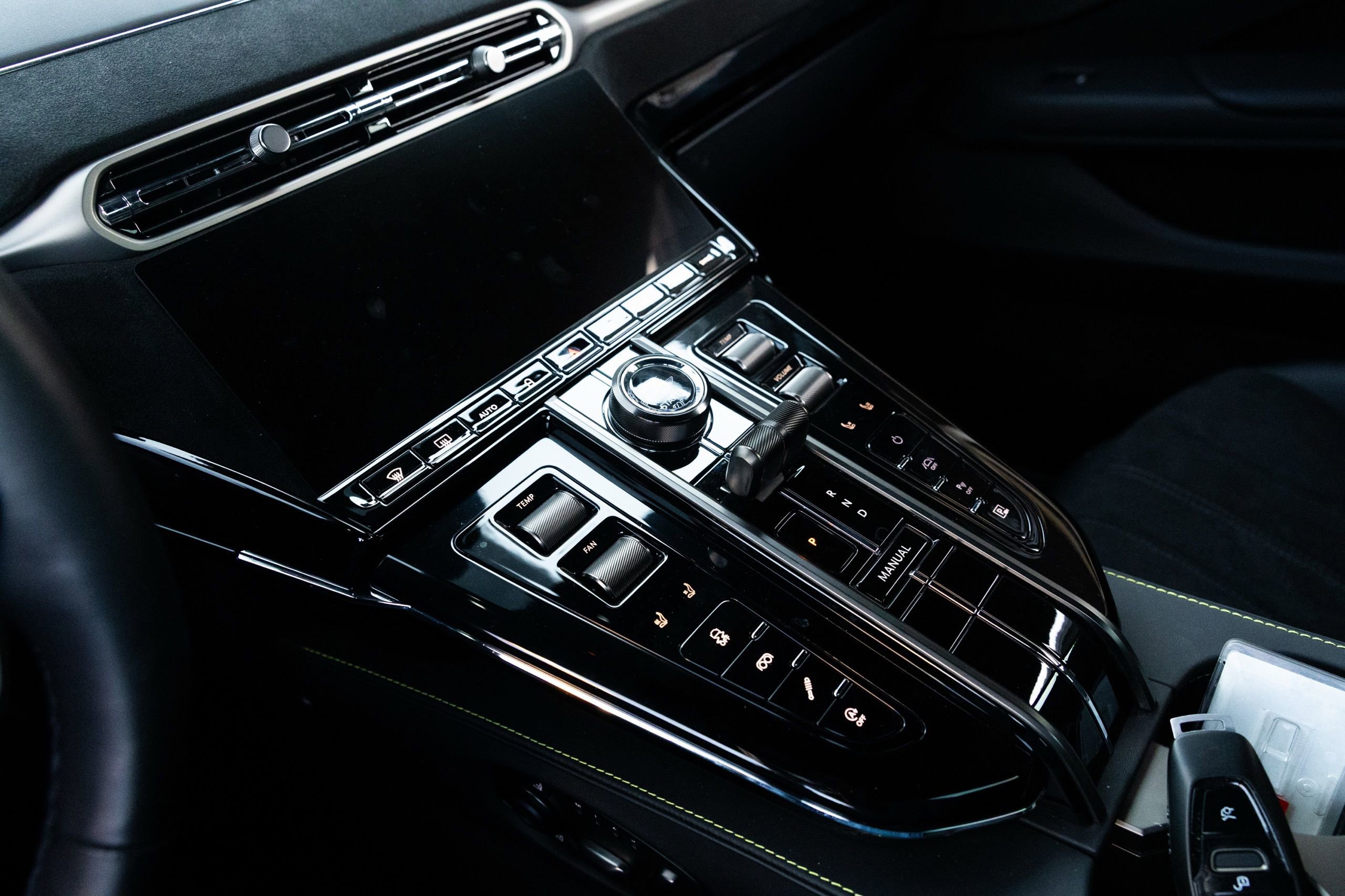 Used 2026 Aston Martin V8 Vantage Coupe image 15