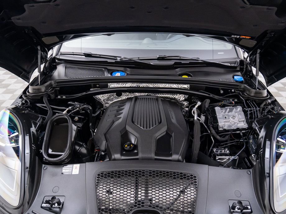 Certified 2025 Porsche Macan image 33