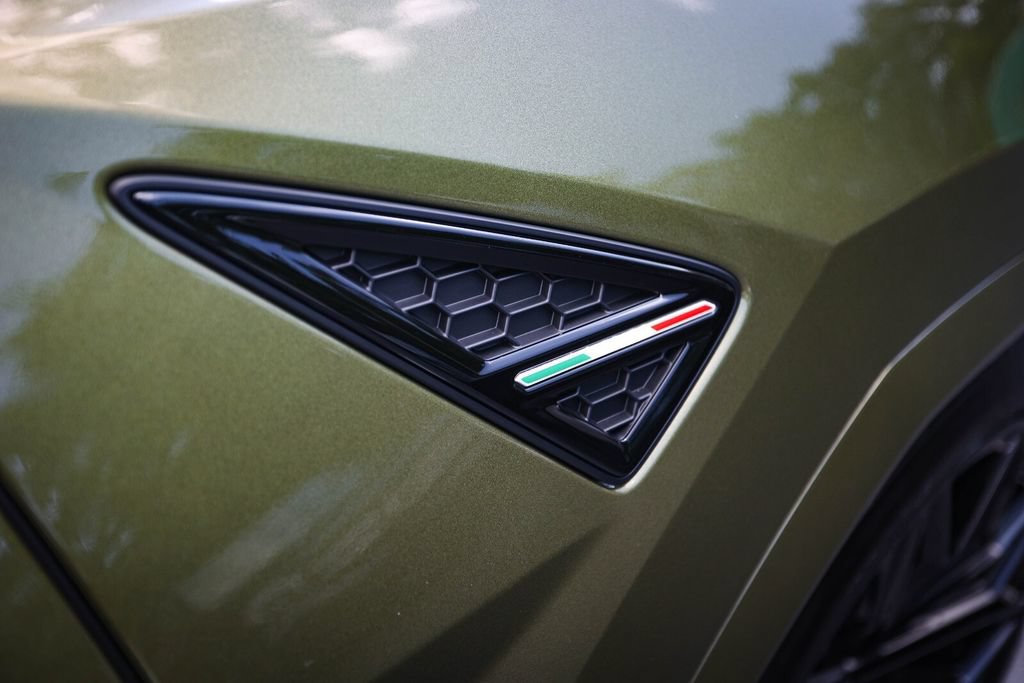 Used 2026 Lamborghini Urus SE AWD/4WD image 16