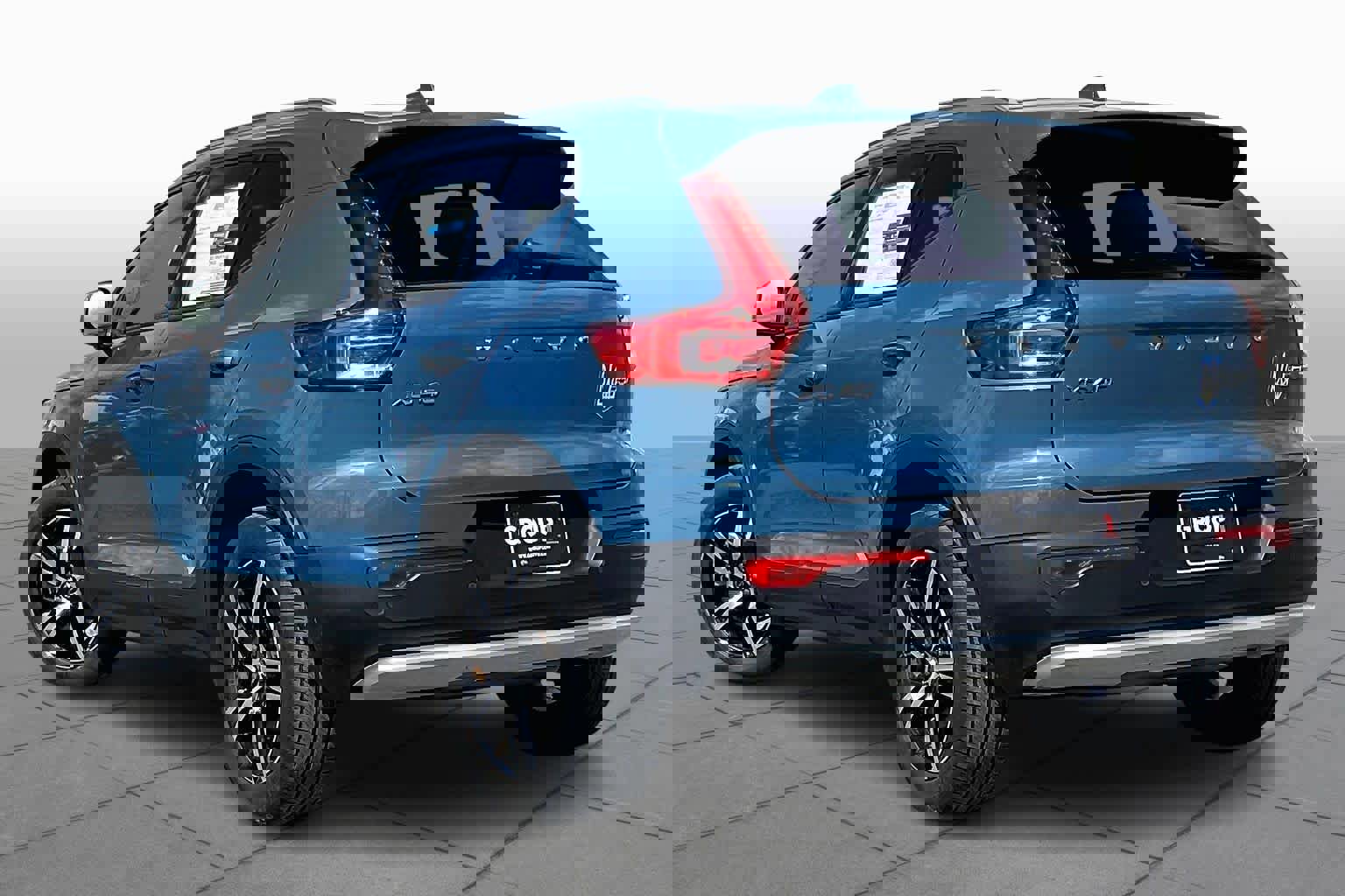 Used 2023 Volvo XC40 B5 Core w/ Convenience Package image 11