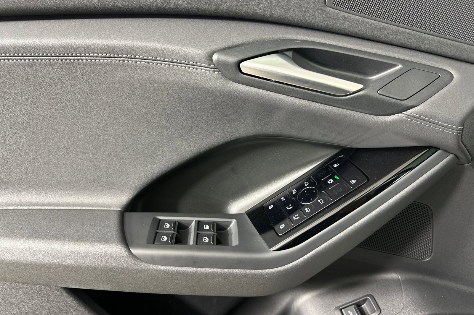 Used 2025 Audi Q6 e-tron Premium w/ Convenience Package image 10