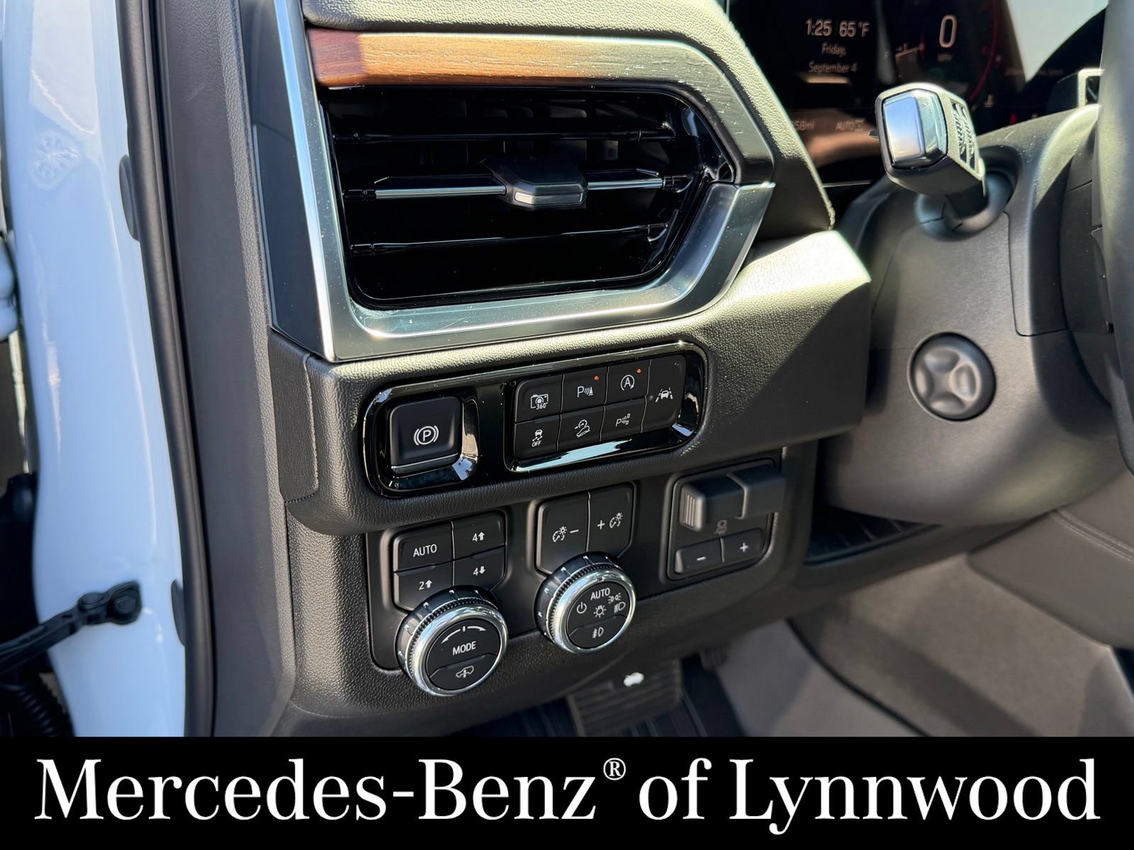 Used 2026 GMC Yukon XL Denali w/ Denali Reserve Package AWD/4WD image 15