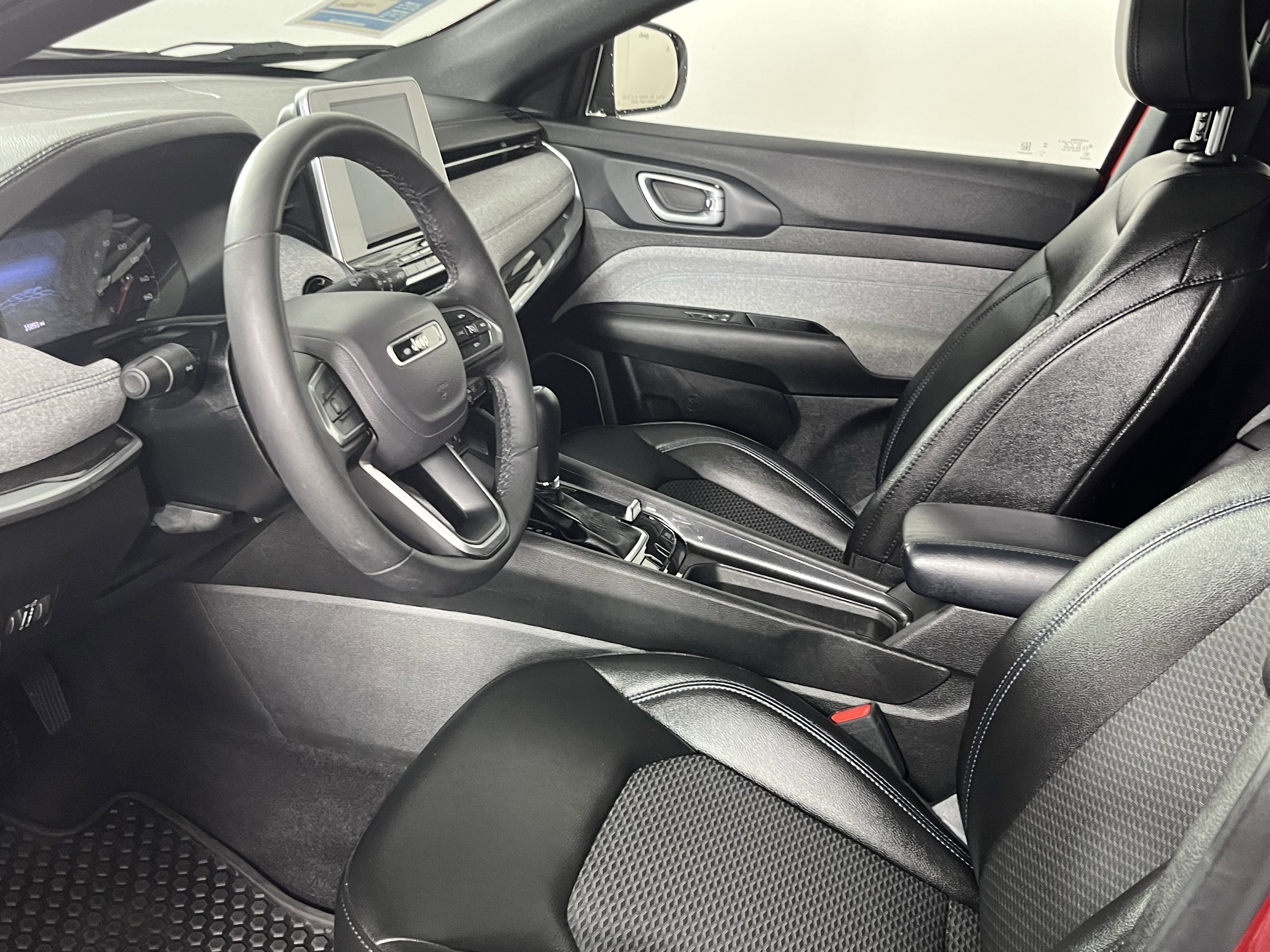 Used 2025 Jeep Compass Latitude w/ Sun & Sound Group image 8