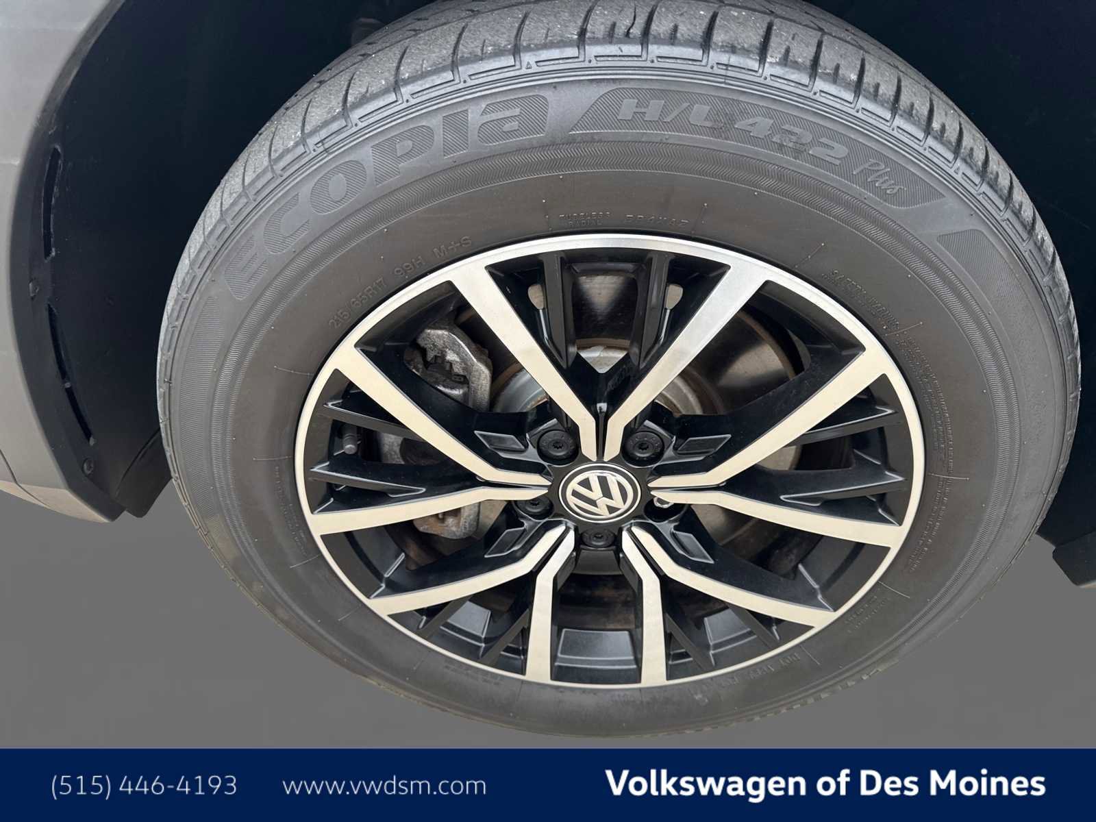 Used 2021 Volkswagen Tiguan SE w/ Panoramic Sunroof Package image 8