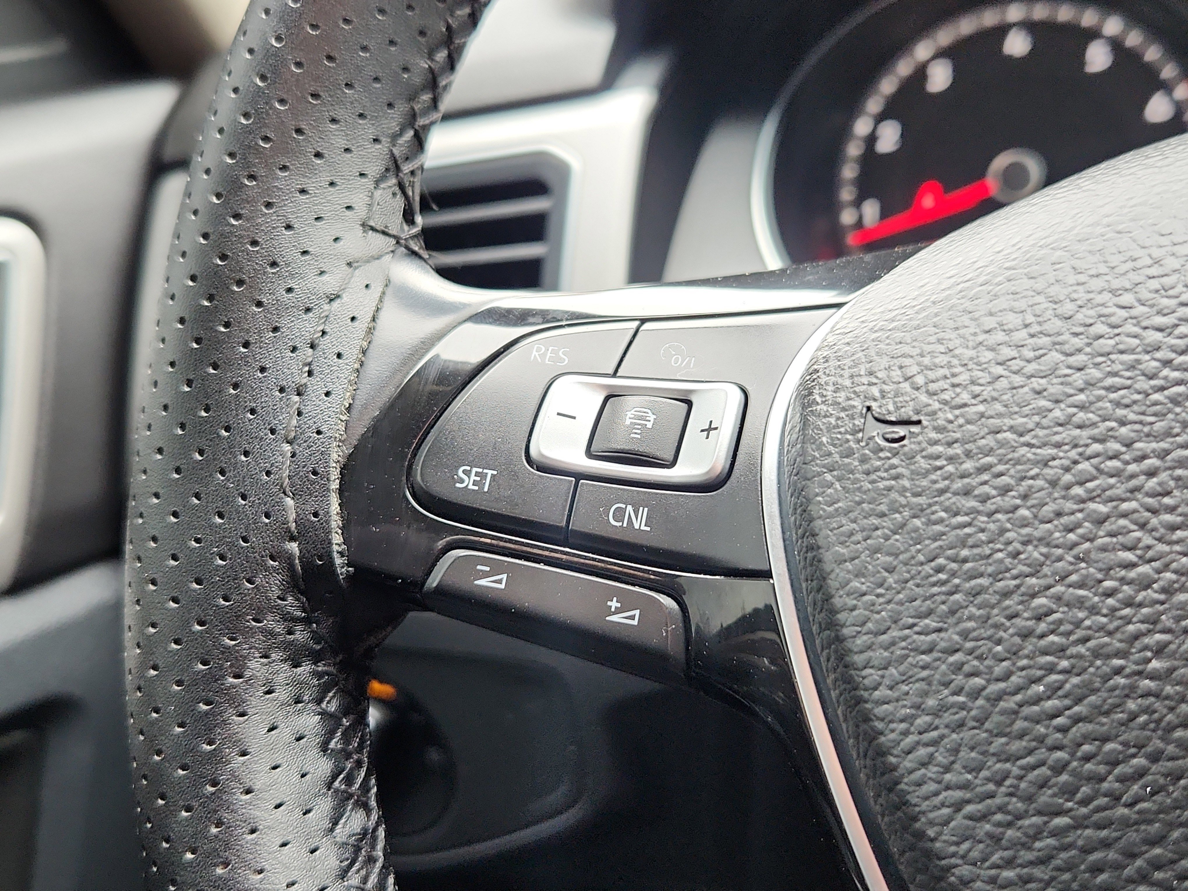 Used 2018 Volkswagen Atlas SE image 18