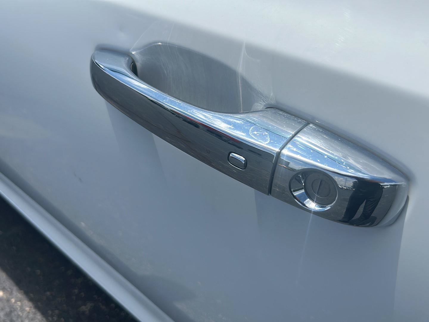 Used 2014 Chrysler 300 C RWD image 15