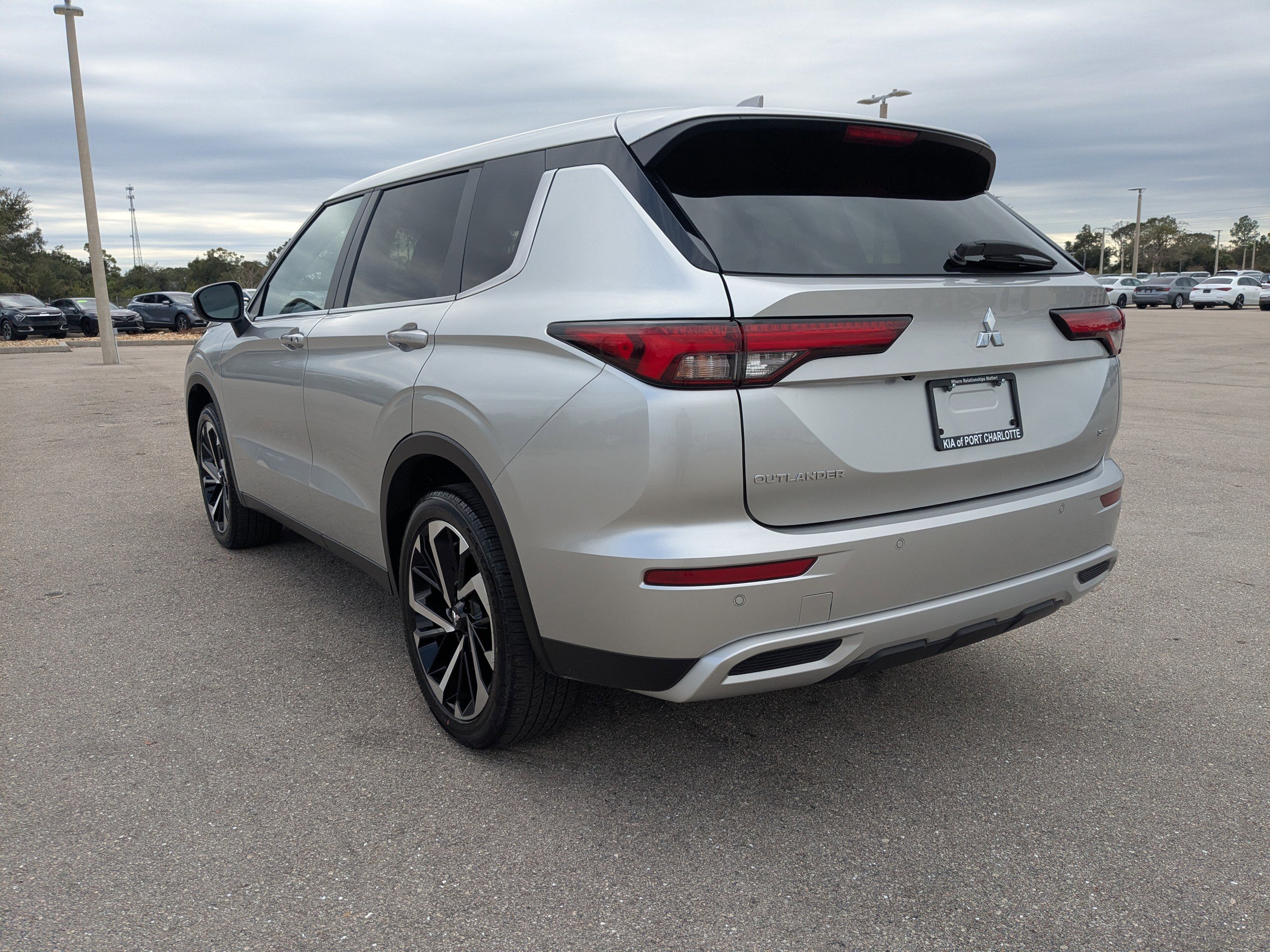 Used 2023 Mitsubishi Outlander SE image 7