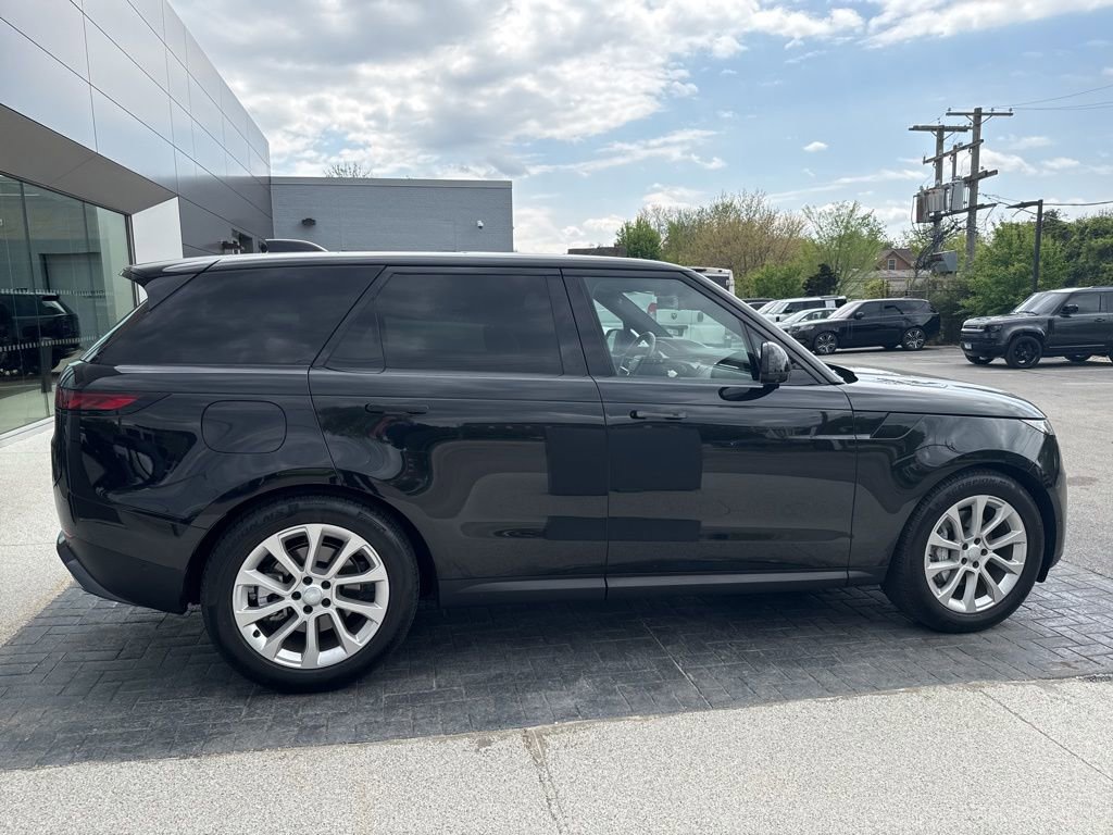 Used 2025 Land Rover Range Rover Sport SE AWD/4WD image 3